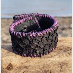 armb�nde May-Britt 18 cm omfang  lavet af aborreskind (fisk) og b�ffell�der.