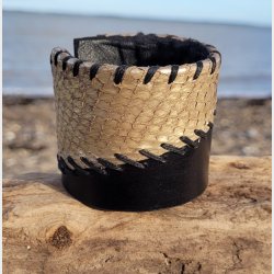 armb�nde May-Britt  17,5 cm omfang, Lakseskind p� vegetabilsk garvet l�der og lamme-nappa