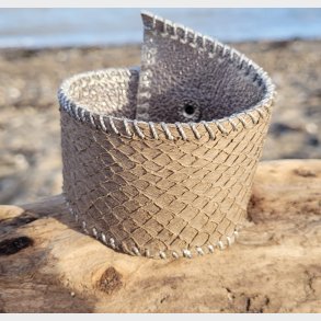 armb�nde May-Britt  19cm omfang lavet af lakseskind og kalveskind